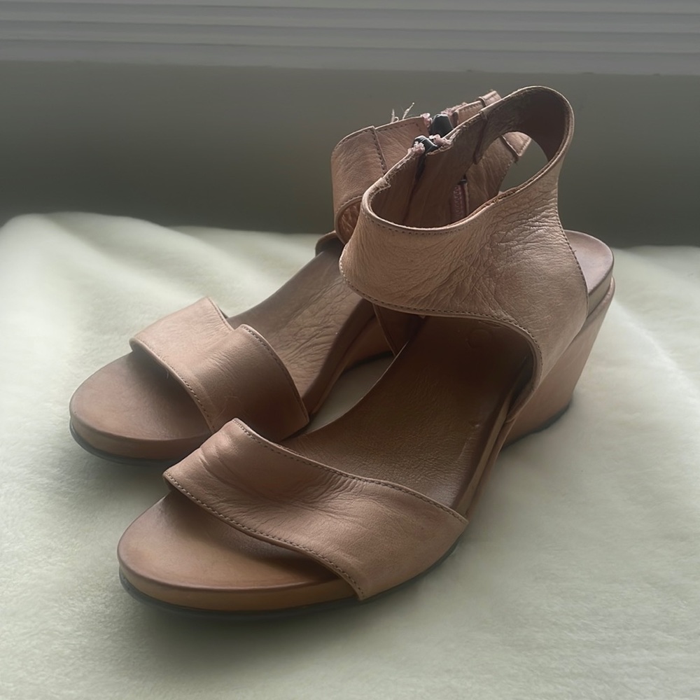 Bueno Ida wedge sandal in blush pink size 36